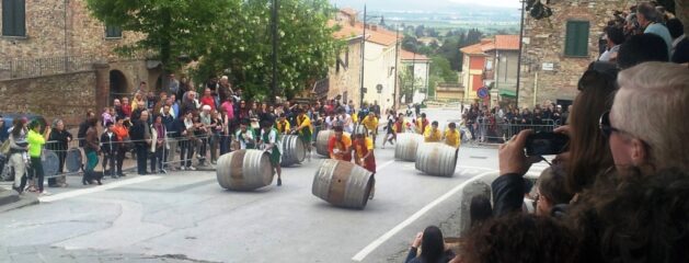 Le “botti” del Maggio in gara a Suvereto